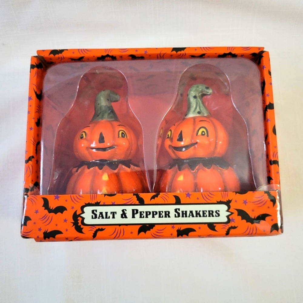 New Johanna Parker Pumpkin Salt and Pepper Shakers - Picture 8 of 9